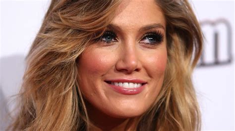 Delta Goodrem poses TOPLESS as shes named。